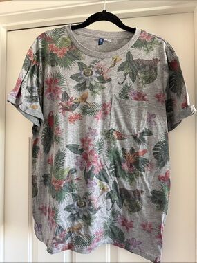 Divided H&M Gray Floral Tropical Pocket Tee